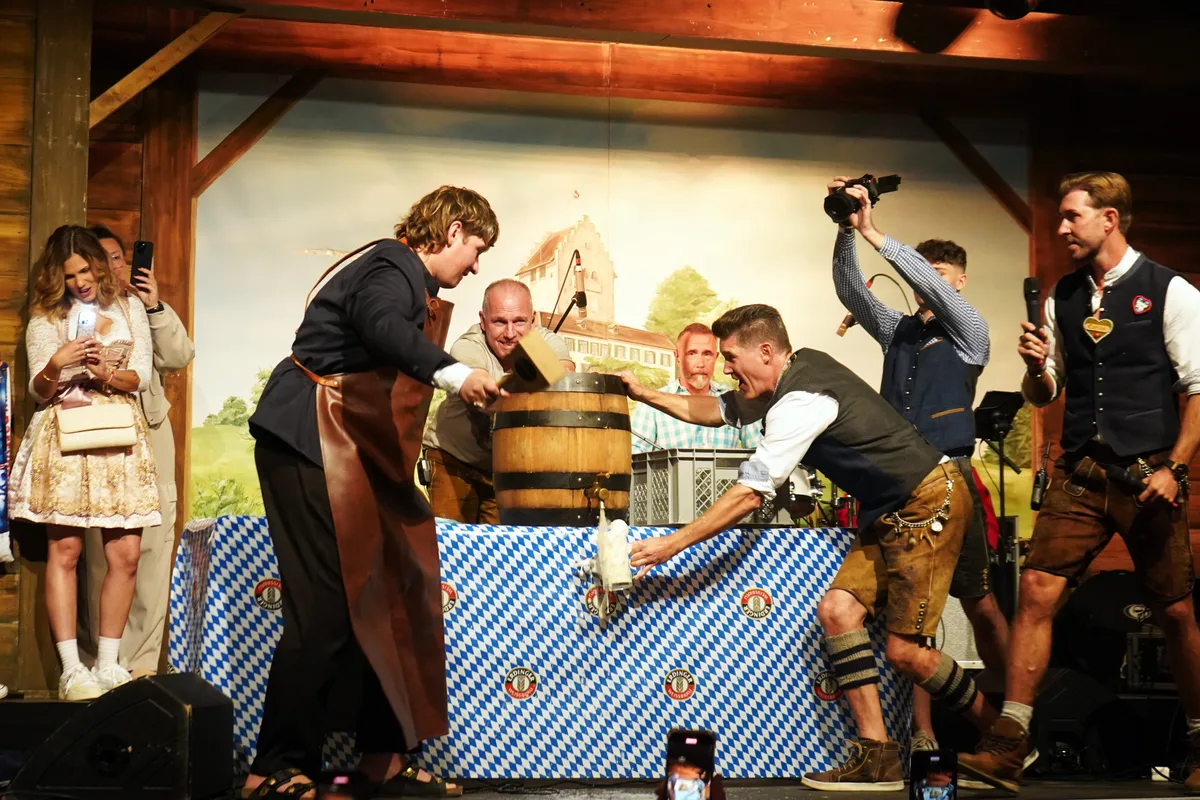… und dann heisst es «O’zapft is» – das Bier fliesst. Man sieht Impressionen des Oktoberfestes 2025 in Uster